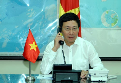 รองนายกรัฐมนตรีและรัฐมนตรีต่างประเทศเวียดนามเจรจาทางโทรศัพท์กับบรรดารัฐมนตรีต่างประเทศ - ảnh 1